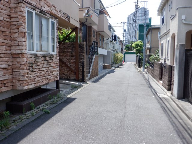 西片2丁目中古戸建の前面道路含む現地写真