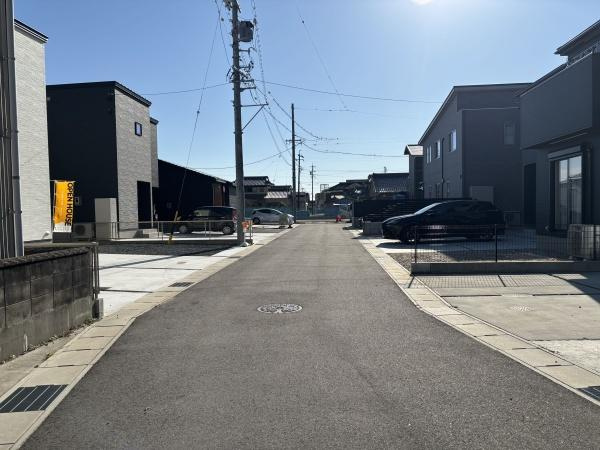 松木島宮東　全12棟・K棟の前面道路含む現地写真|前面道路です。