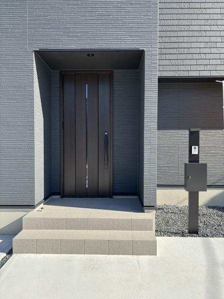 松木島宮東　全12棟・K棟の玄関|訪れる人を心地よく迎え入れます。