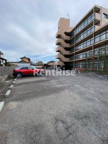 ウィズユー苅安賀の駐車場