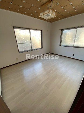 高屋町後山貸家の居間・リビング