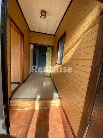 高屋町後山貸家の玄関