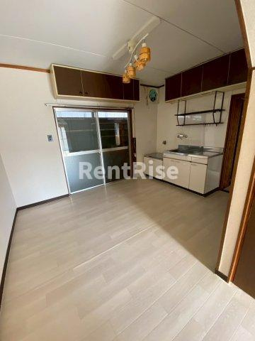 高屋町後山貸家の居間・リビング