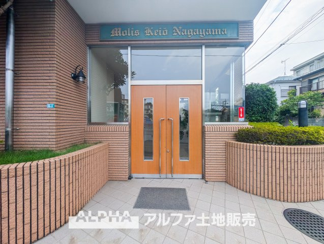モリス京王永山のエントランス|【Entrance】
◆エントランス◆重厚なドアーとロックらタイルのエントランスが住まう人を迎えてくれる。扉を開けると温もりと幸せと楽しさいっぱいの我が家に帰る事が出来る安心感。