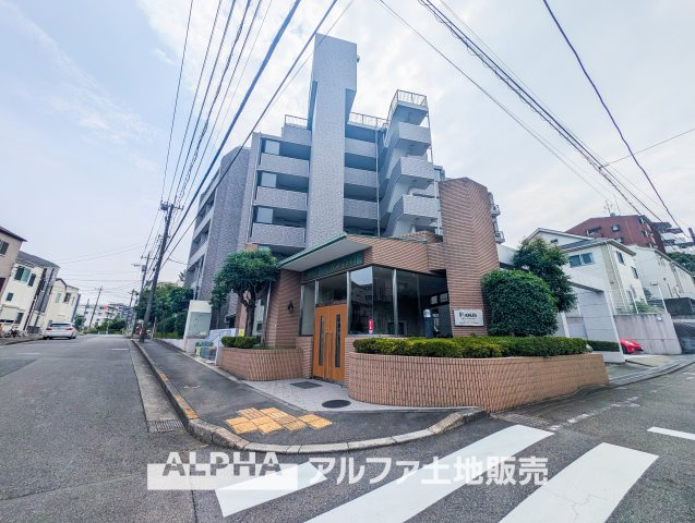 モリス京王永山の外観|【Welcome】
◆ウェルカム◆帰路につきタイルの上を歩き抜けるとそこには「モリス京王永山」のエントランス。意匠性高くさり気なく気品ですら感じられる。これが「モリス」のpride