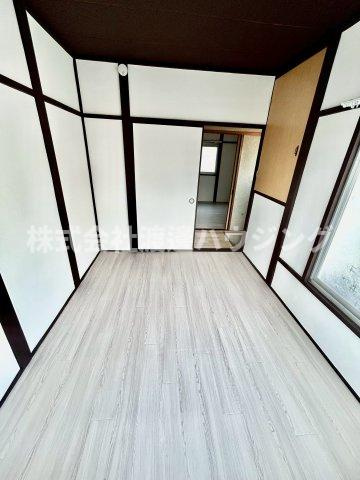 上四条町一戸建の洋室