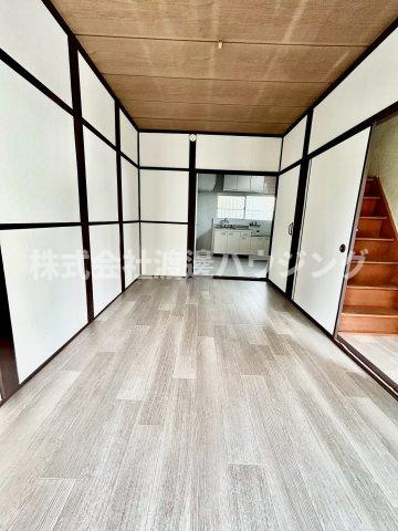 上四条町一戸建の洋室