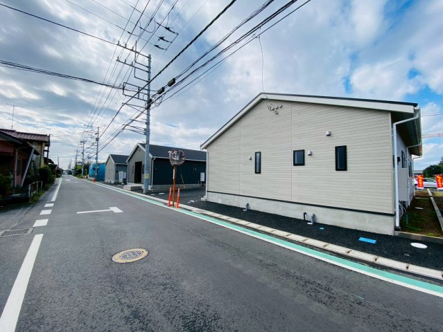 富里市七栄第３１　新築平屋　２２号棟の前面道路含む現地写真