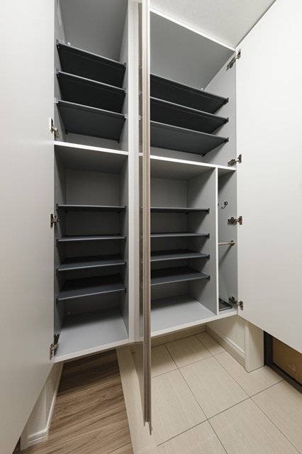 エンクレスト博多EXCEEDの玄関|収納もある玄関です