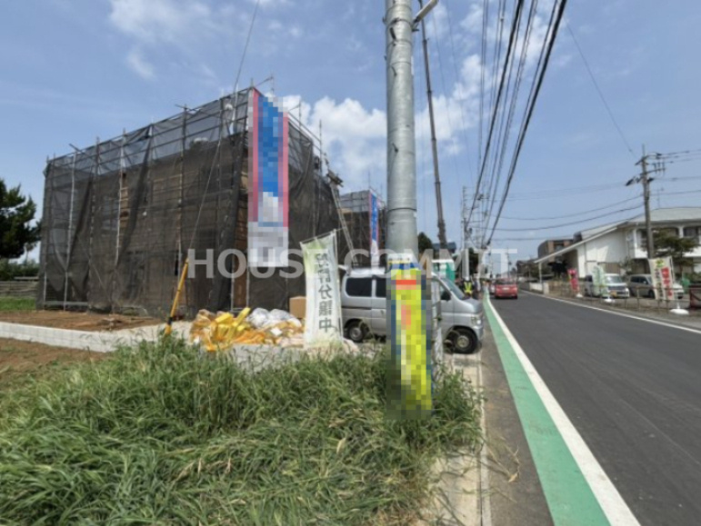 七栄第３１　新築戸建て　２７号棟の前面道路含む現地写真