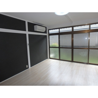 【居間・リビング】 | 大塚ハイツ2号棟 | こちらのリビングで趣味の時間をお楽しみください