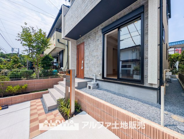 日野西平山2丁目新築戸建の外観|【outward appearance】
◆時を忘れる場所◆みんなが集い、食事と楽しい会話が始まる。話に夢中になり、ついつい時を忘れ夜半過ぎになってしまう。そんな束の間の幸せを感じさせてくれる場所。