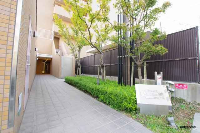 ルーヴェンブルン豊津　仲介手数料無料のエントランス