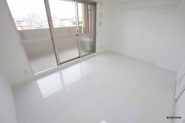 ルーヴェンブルン豊津　仲介手数料無料の居間・リビング