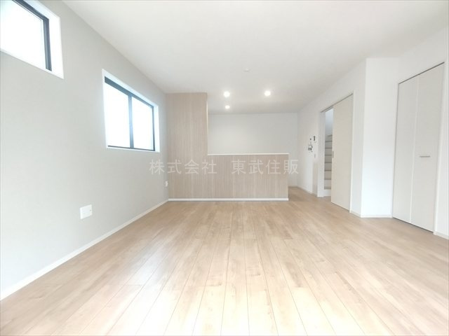 【居間・リビング】 | 川越市宮元町2期　全2棟　2号棟 | 開放感があり日当たり良好です