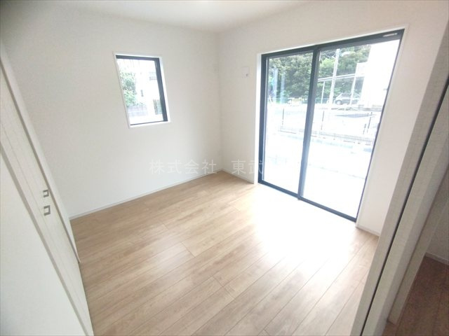 【洋室】 | 川越市宮元町2期　全2棟　2号棟 | 1階洋室5.2帖、使い勝手のいい洋室です