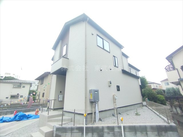 【前面道路含む現地写真】 | 川越市宮元町2期　全2棟　2号棟 | 充実した設備・仕様です