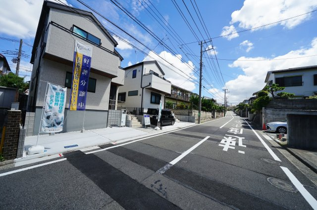 【横浜市旭区白根6丁目13-15新築戸建て】★仲介手数料無料★（不動丸小学校・鶴ケ峰中学校）の前面道路含む現地写真