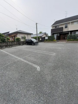 【駐車場】 | シャルマンハイツ | 【シャルマンハイツ】車をお持ちの方に嬉しい駐車場付きの物件です