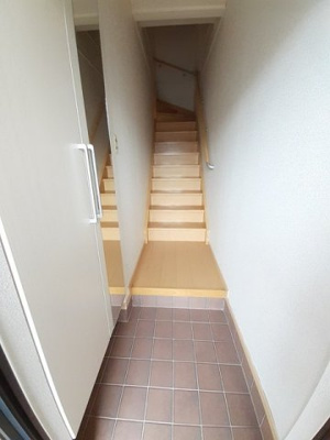 【玄関】 | シャルマンハイツ | 【シャルマンハイツ】明るい玄関です