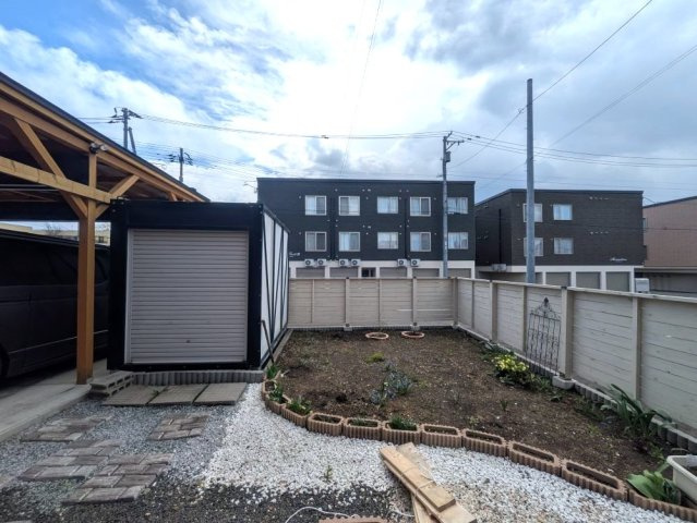 江別市大麻ひかり町の庭|家庭菜園やガーデニング、夏場はBBQやお子様用のビニールプールで水遊びなども可能なお庭付き♪