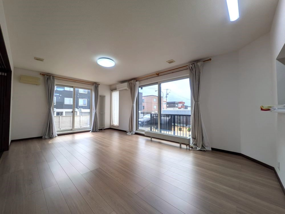 江別市大麻ひかり町の居間・リビング|南向きで陽当たり良好なリビング◎エアコン付きです！