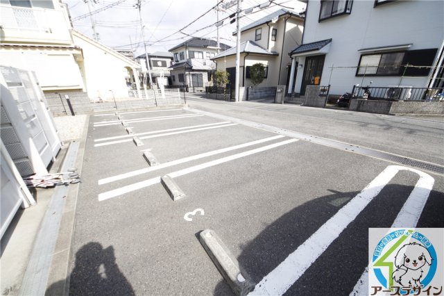 ウエストフィール伍号館の駐車場