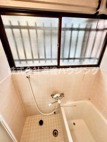 御厨東2丁目テラスハウスのその他|浴室にも窓あり