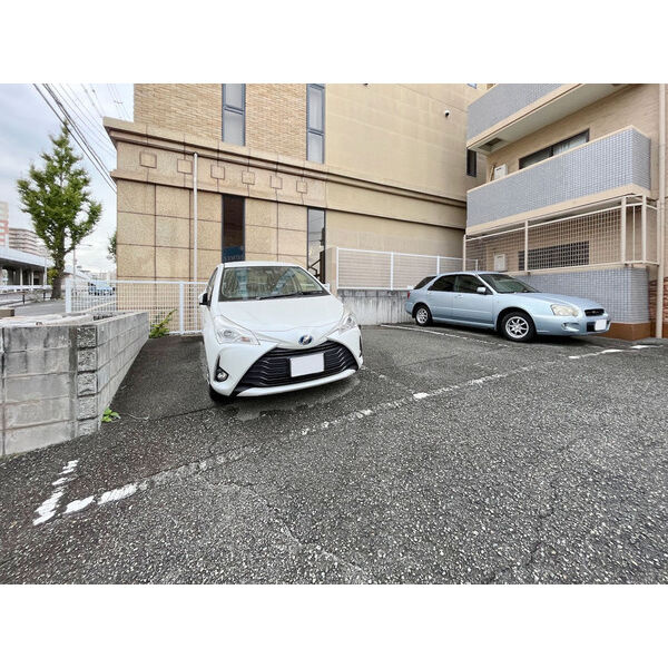 グリーンヒル江坂の駐車場
