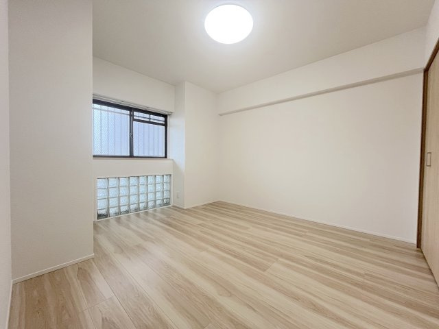 スワンマンション空港南の洋室