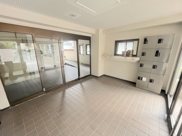 スワンマンション空港南のエントランス