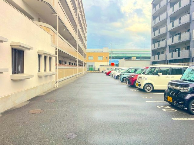 スワンマンション空港南の駐車場