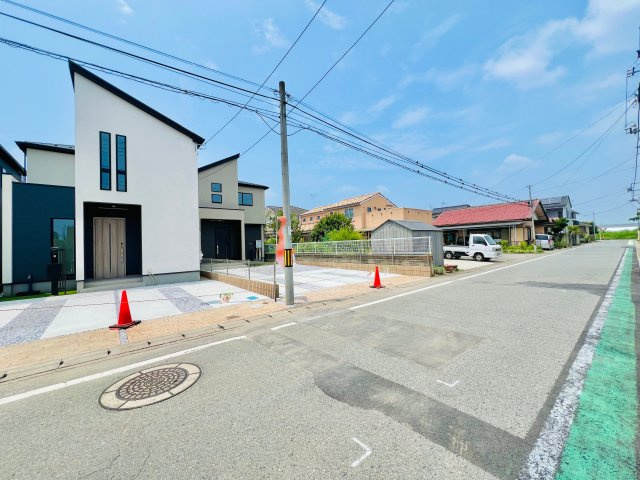 高崎市浜尻町の前面道路含む現地写真|駐車スペースを確保しながらお庭のスペースも♪