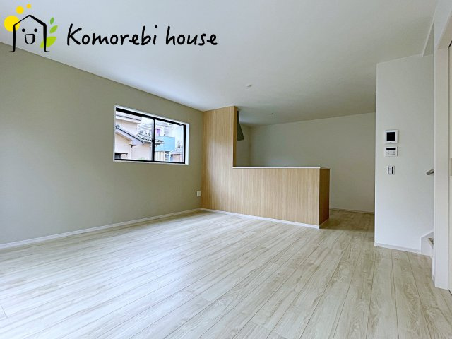 桶川市上日出谷　3期　新築一戸建て　ずっとプラス　01の居間・リビング|高性能窓と断熱材を採用したLDKで、冷暖房効率アップ。家族が集まる時間も快適に過ごせるリビングです。