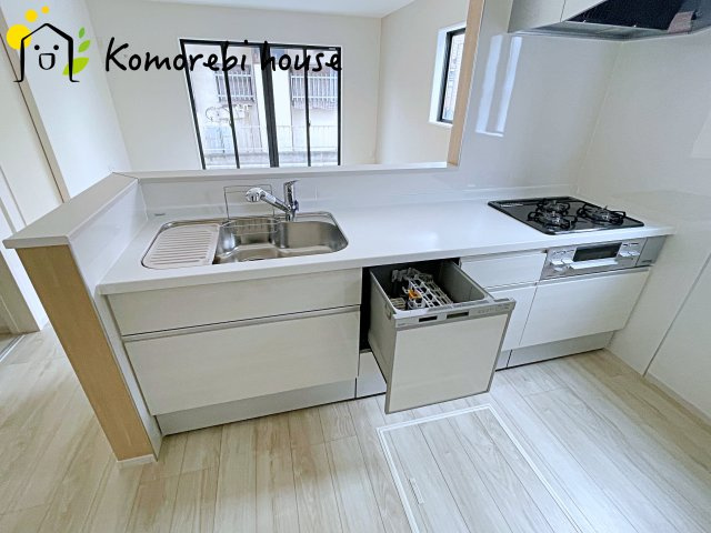 桶川市上日出谷　3期　新築一戸建て　ずっとプラス　01のキッチン|食洗機や浄水器を備えた多機能キッチン。広がりある空間で、家族と会話を楽しみながら料理ができるカウンターキッチンです