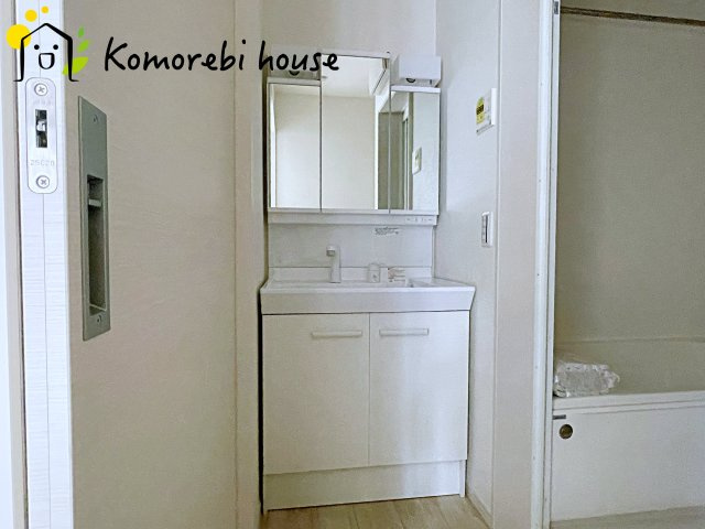 桶川市上日出谷　3期　新築一戸建て　ずっとプラス　01の独立洗面台|白を基調とした清潔感のある洗面台。シンプルで上品なデザインが空間に明るさをプラスします。