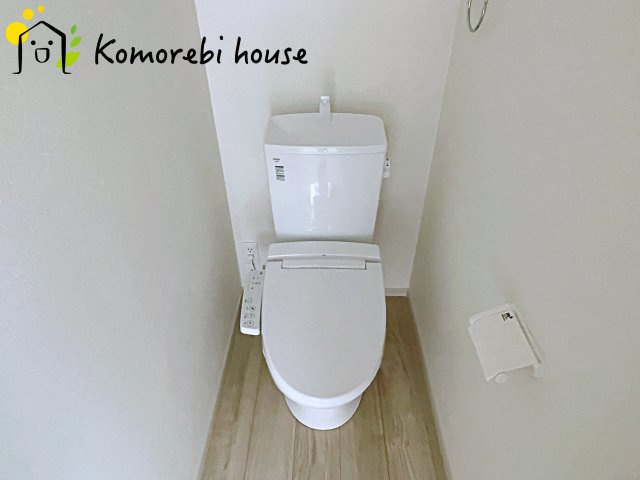 桶川市上日出谷　3期　新築一戸建て　ずっとプラス　01のトイレ|温水洗浄機能（ウォシュレット）標準装備で、毎日のトイレ時間がより快適に。やさしい温水洗浄で清潔を保てるだけでなく、冬場のヒヤッと感を軽減する暖房便座も嬉しいポイント。