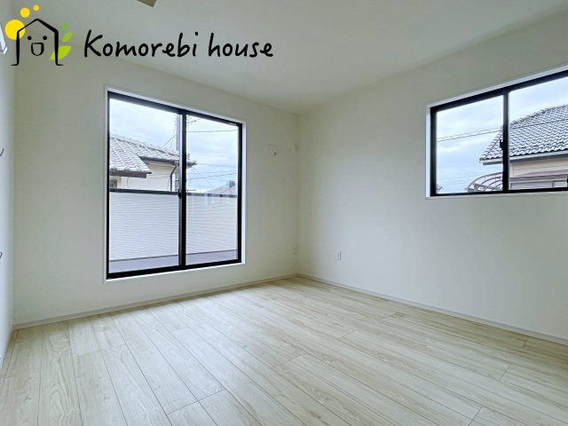 桶川市上日出谷　3期　新築一戸建て　ずっとプラス　01の寝室|一日の疲れをゆっくり癒せる主寝室は、ベッドを置いてもゆとりある広さが魅力。収納完備で衣類もスッキリ収まり、静かで落ち着いた空間が快適な眠りをサポートします。