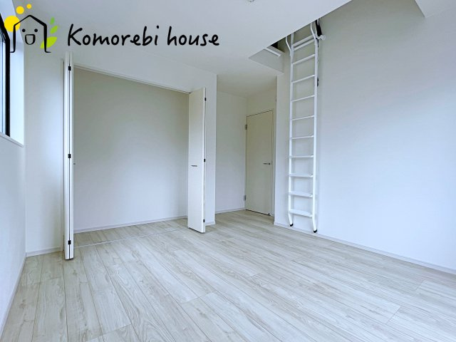 桶川市上日出谷　3期　新築一戸建て　ずっとプラス　01の寝室|寝室にはゆとりのある広さがあり、大きめのベッドも余裕をもって配置できます。
実際に内覧いただければ、サイズ感もよりイメージしやすいと思います。採寸もその場でご協力いたしますので、ぜひお確かめください。