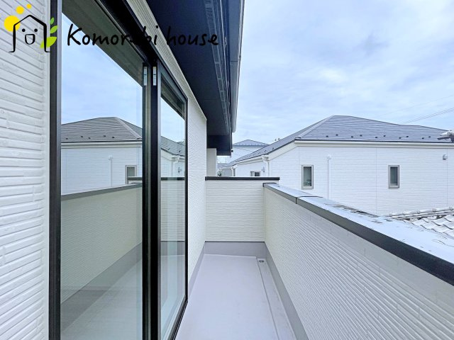 桶川市上日出谷　3期　新築一戸建て　ずっとプラス　01のバルコニー|防水施工がしっかりと施されたバルコニーで、雨の日も安心。長く使える耐久性を備えたメンテナンスしやすい仕様です。