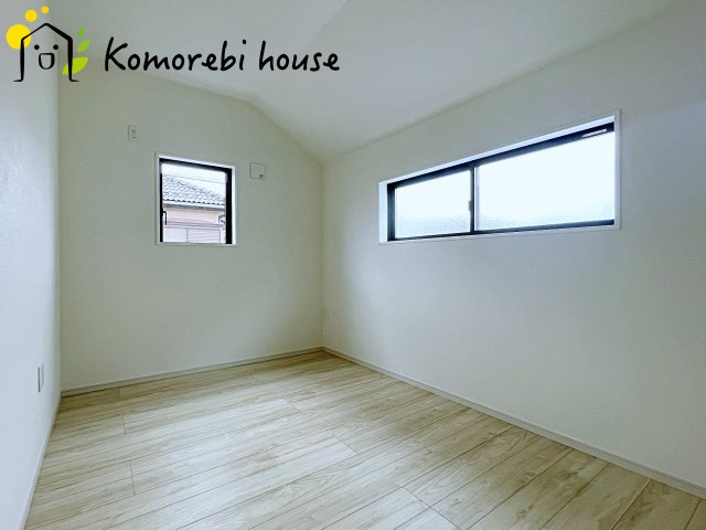 桶川市上日出谷　3期　新築一戸建て　ずっとプラス　01の洋室|明るい光が差し込む洋室は、寝室・子ども部屋・ワークスペースなど多用途に使える自由度の高い空間。家具の配置もしやすく、暮らしに合わせて柔軟に活用できます。