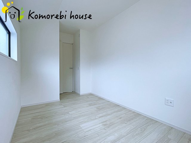 桶川市上日出谷　3期　新築一戸建て　ずっとプラス　01の洋室|最近の新築住宅は窓まわりの性能が大きく進化しています。複層ガラスに、樹脂とアルミを組み合わせた断熱性の高いハイブリッドサッシを採用。