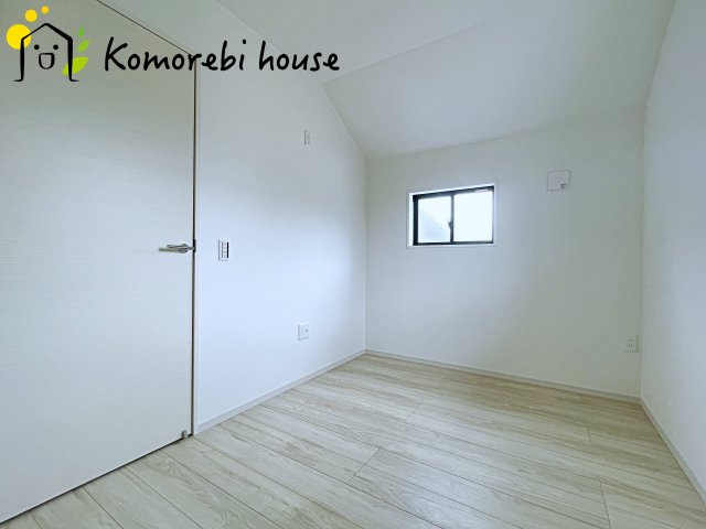 桶川市上日出谷　3期　新築一戸建て　ずっとプラス　01の子供部屋|自然光が心地よく入る子ども部屋は、学習・遊び・睡眠をしっかり支える快適環境。シンプル設計でレイアウトも変えやすく、成長に合わせて長く使える利便性の高い一室です。