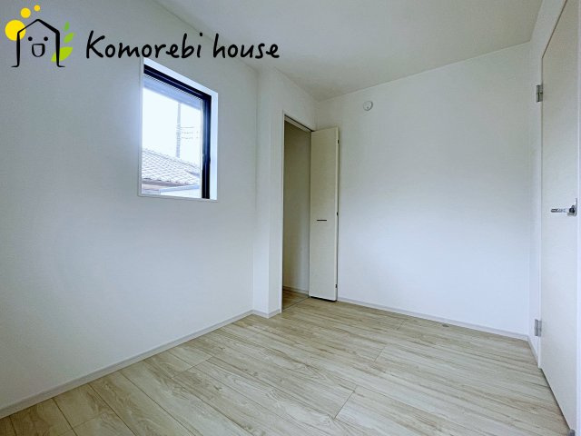 桶川市上日出谷　3期　新築一戸建て　ずっとプラス　01の子供部屋|寝室としても、子ども部屋としても使えるゆとりの空間。朝は窓から差し込む光で目覚め、夕方は宿題や遊びに集中できる、自分だけの居場所に。