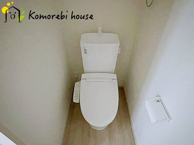 桶川市上日出谷　3期　新築一戸建て　ずっとプラス　01のトイレ|2階にもトイレがあることで、朝の混雑が解消し生活動線がスムーズに。新築ならではの間取り設計で、毎日の“プチストレス”が驚くほど減ります。