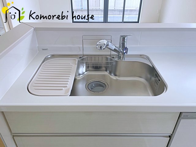 桶川市上日出谷　3期　新築一戸建て　ずっとプラス　01のキッチン|浄水器一体型で、いつでも美味しいお水がそのまま使えるキッチンシンク。料理やコーヒーづくり、炊飯にも安心して利用でき、毎日の食卓が少し豊かに。