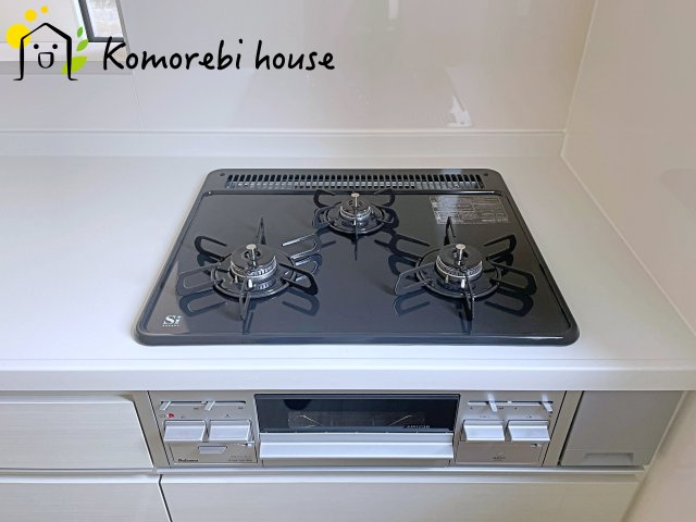 桶川市上日出谷　3期　新築一戸建て　ずっとプラス　01のキッチン|同時調理が叶う3口コンロと便利なグリル付き。忙しい朝のお弁当作りも、夕食の複数メニューもスムーズにこなせる頼れる設備です。