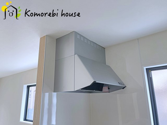 桶川市上日出谷　3期　新築一戸建て　ずっとプラス　01のキッチン|吸引力の高いレンジフードが煙や匂いを素早く排出。揚げ物や炒め物も気兼ねなくでき、リビングに匂いを残しません。