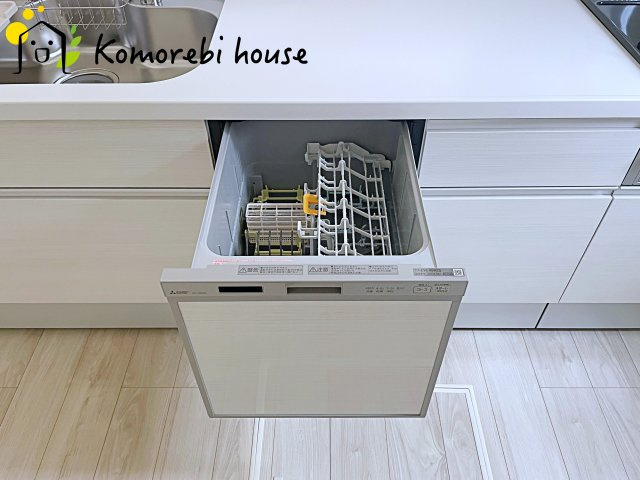 桶川市上日出谷　3期　新築一戸建て　ずっとプラス　01のキッチン|忙しい毎日の食後も、食器洗いは食洗器におまかせ。家族が食事を楽しんでいる間に、洗浄・乾燥まで完了するから、片付けのストレスを減らしてリビングでの団らん時間をゆったり過ごせます。