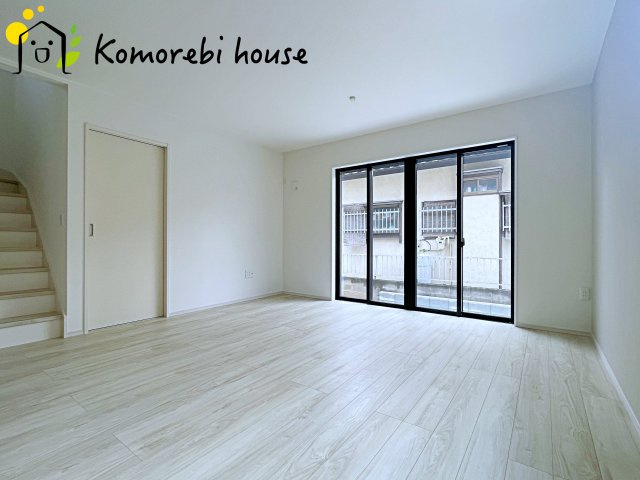 桶川市上日出谷　3期　新築一戸建て　ずっとプラス　01の居間・リビング|縦に広がるLDKは、空間を効率的に使える設計。キッチンからリビング、ダイニングまで家族の気配を感じられます。